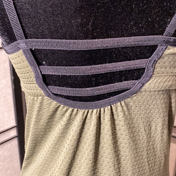 Athleta size Medium workout tank - Picture 3 of 6